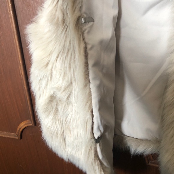 BNWOT Gap faux fur vest - Picture 3 of 4